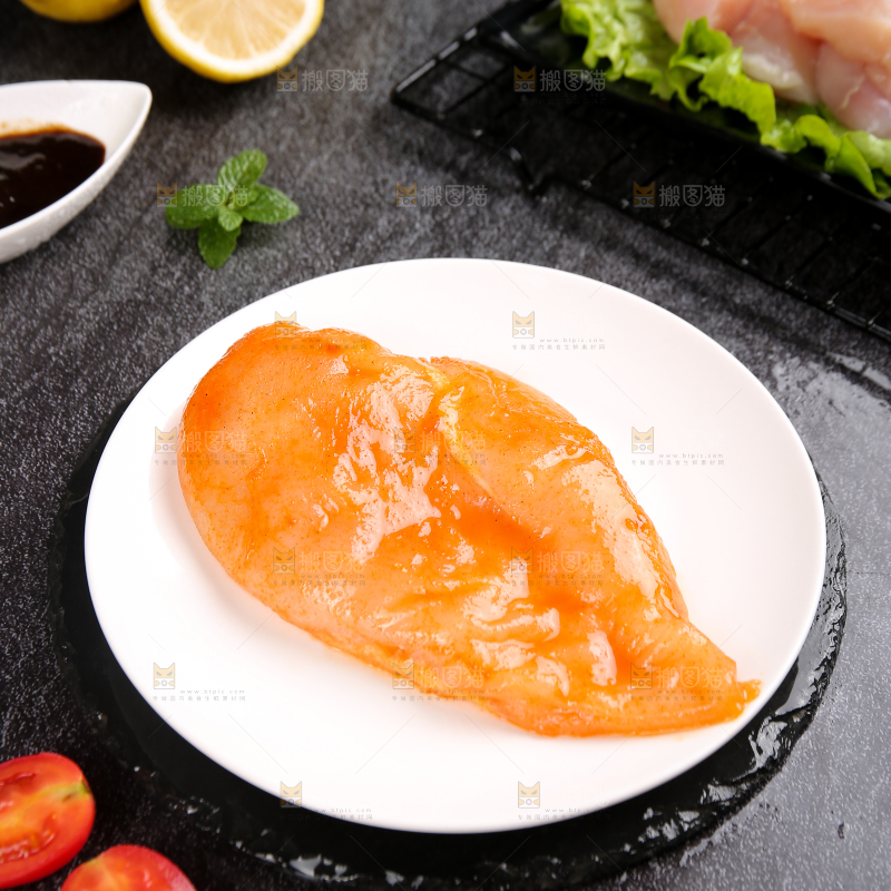 深底上的鸡胸肉