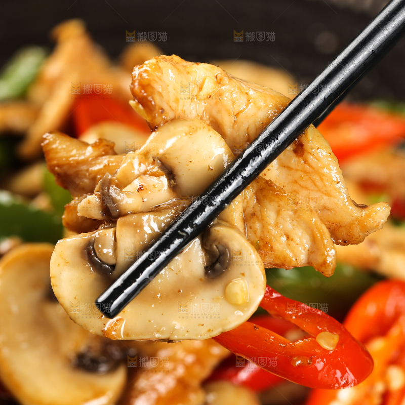 深底上的口蘑炒肉片