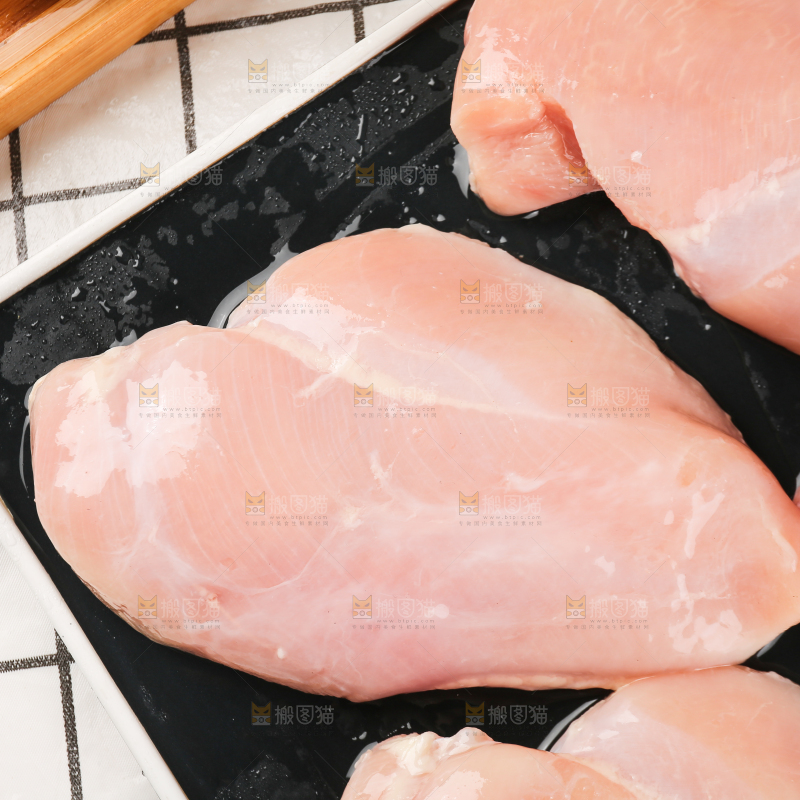 浅底上的新鲜鸡胸肉