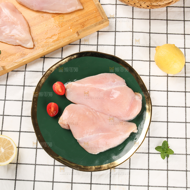 浅底上的新鲜鸡胸肉
