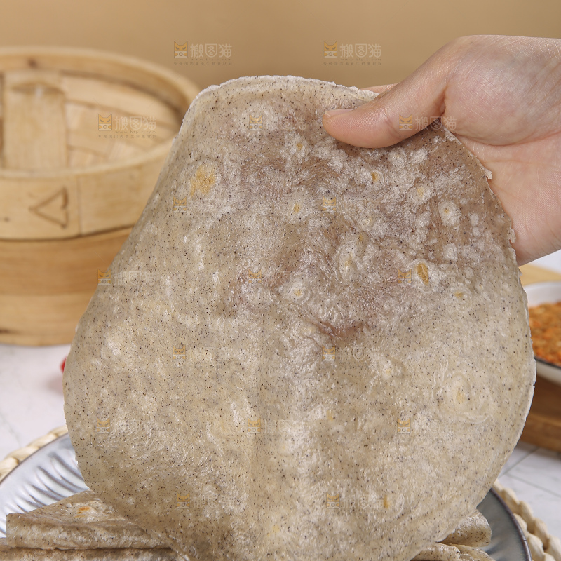 浅底上的全麦卷饼