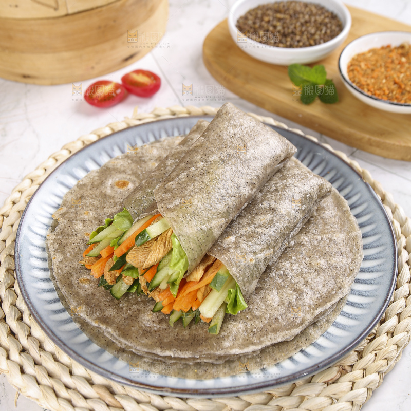 浅底上的全麦卷饼