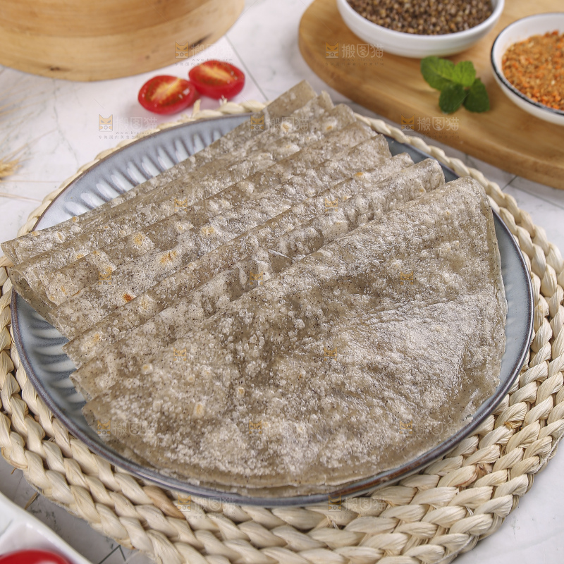 浅底上的全麦卷饼