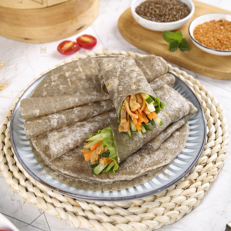 浅底上的全麦卷饼