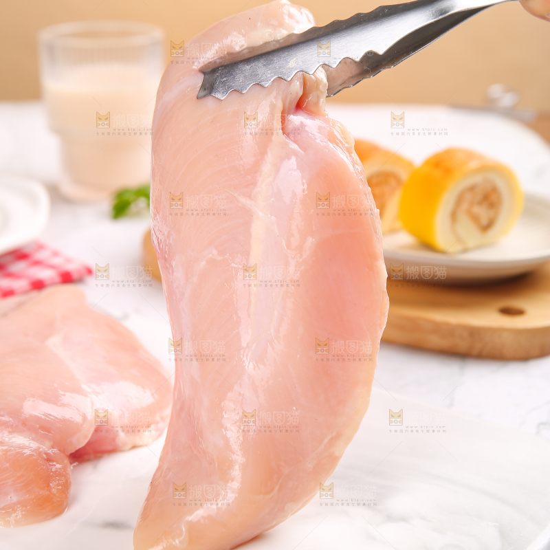 浅底上的新鲜鸡胸肉