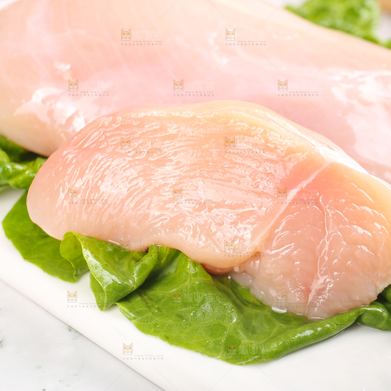 浅底上的新鲜鸡胸肉
