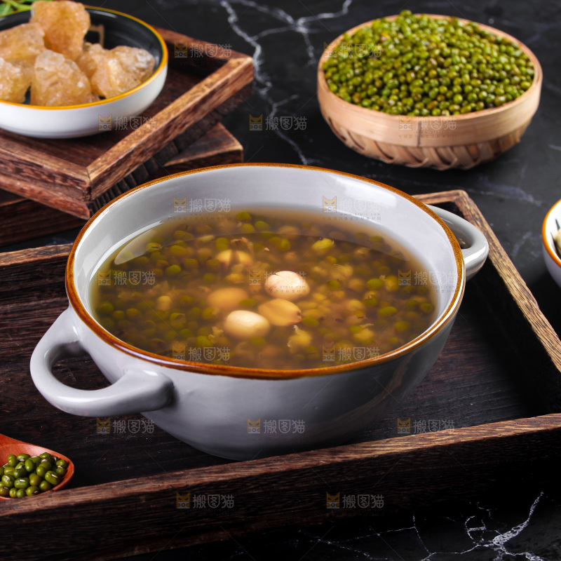深底上的绿豆莲子汤