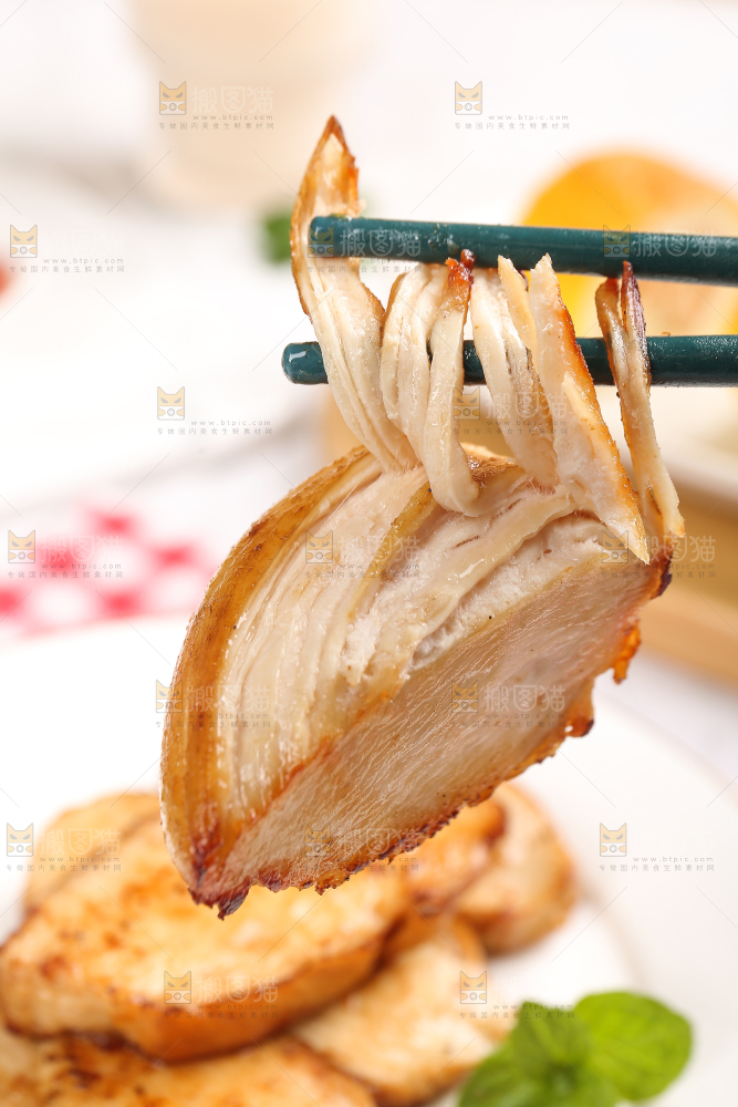 浅底上的新鲜鸡胸肉