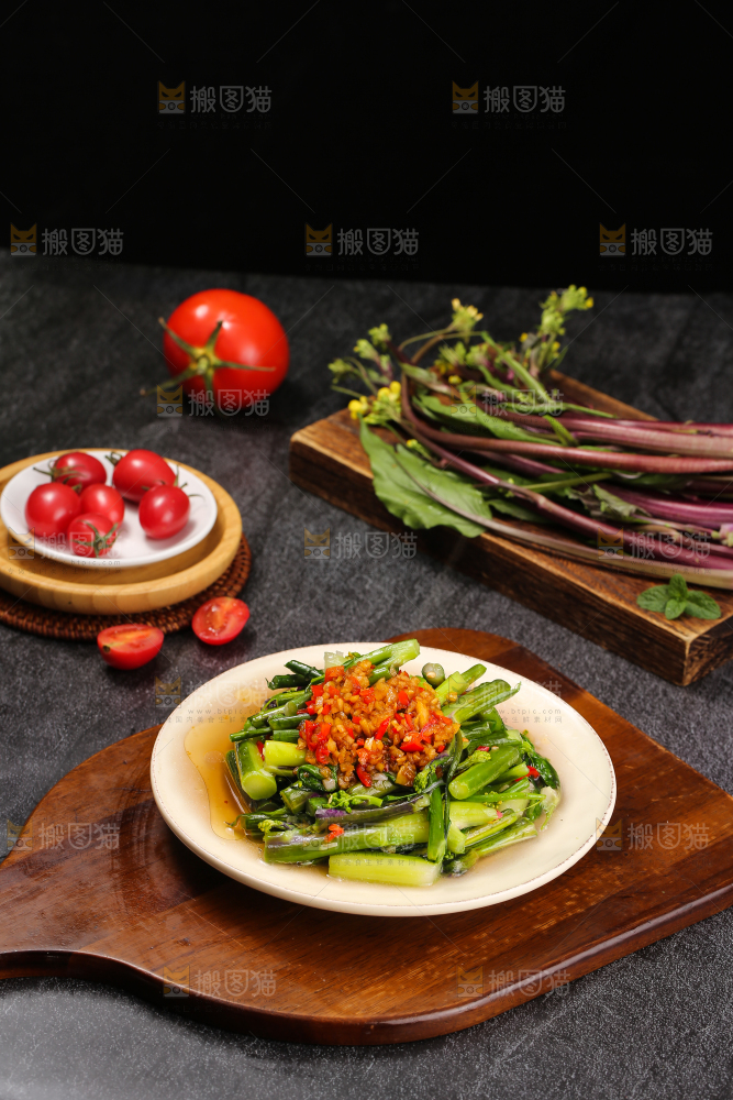 深底上的炒红菜苔