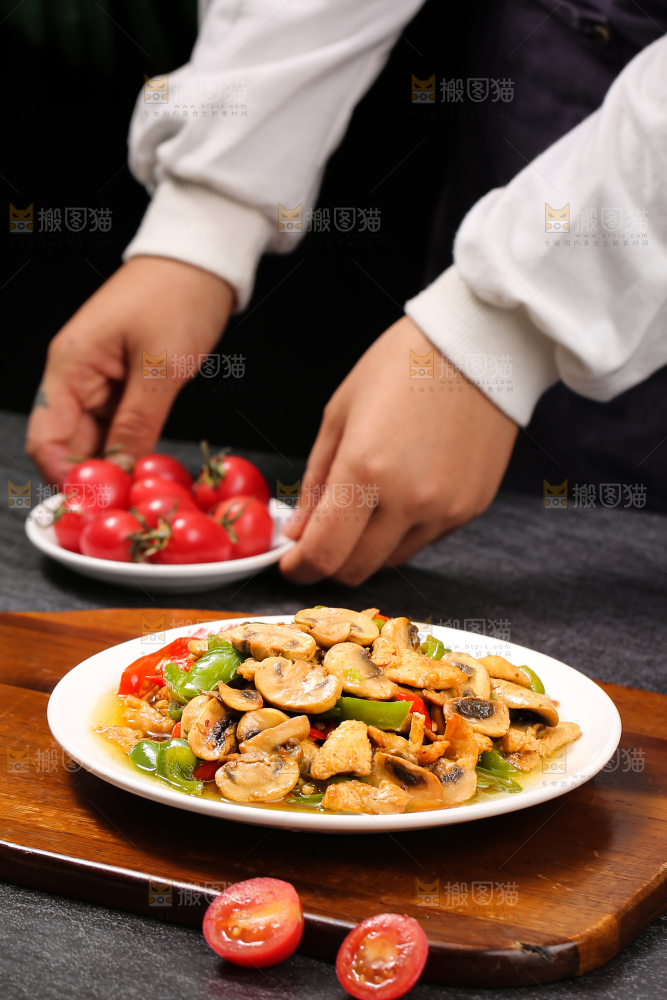 深底上的口蘑炒肉片