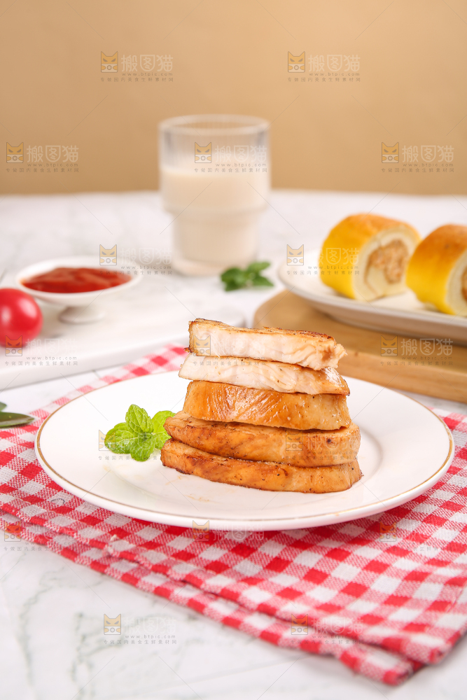 浅底上的新鲜鸡胸肉