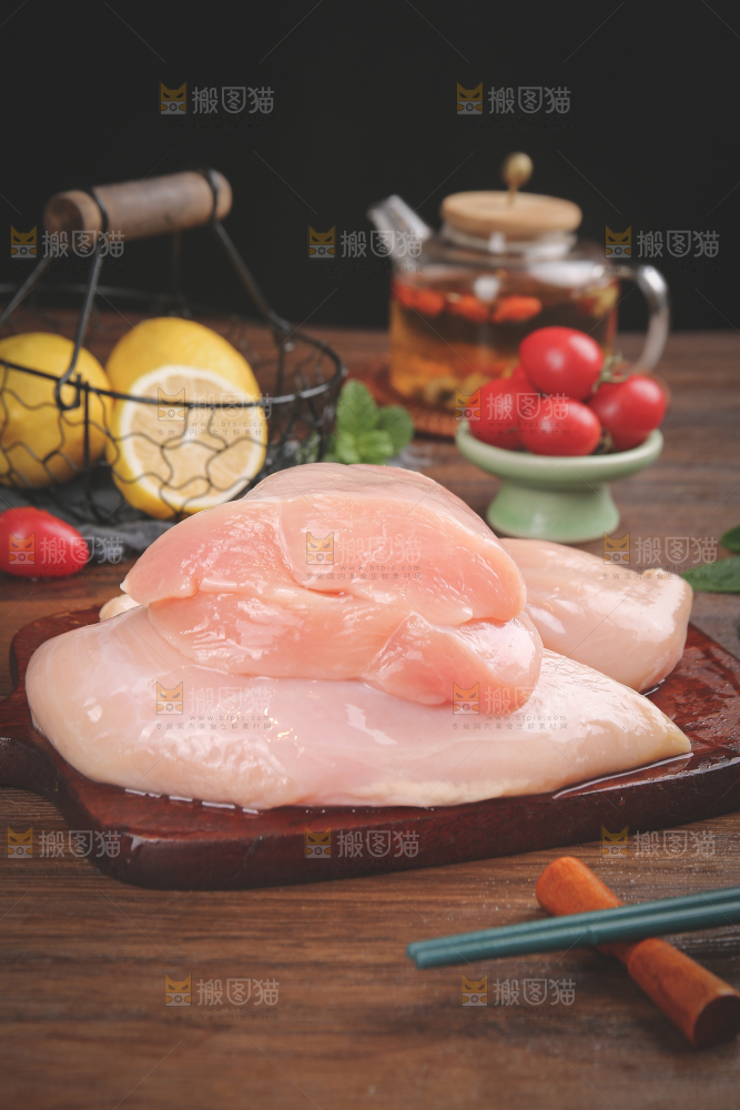 木底上的鸡胸肉