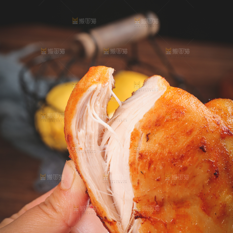 木底上的鸡胸肉