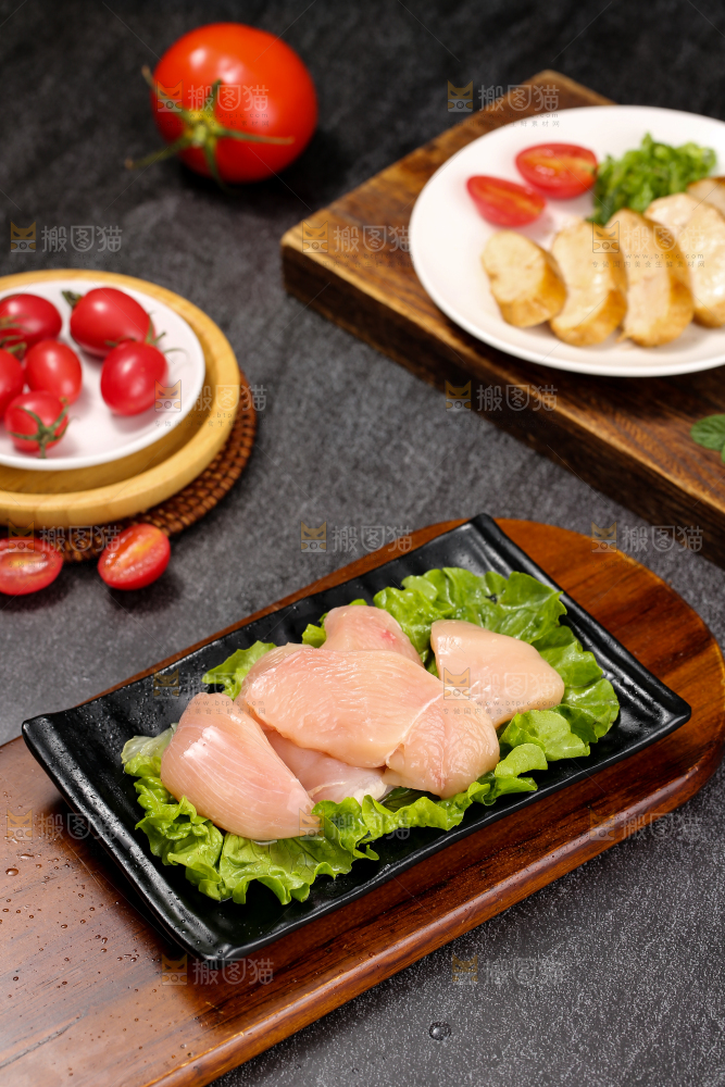 深底上的鸡胸肉
