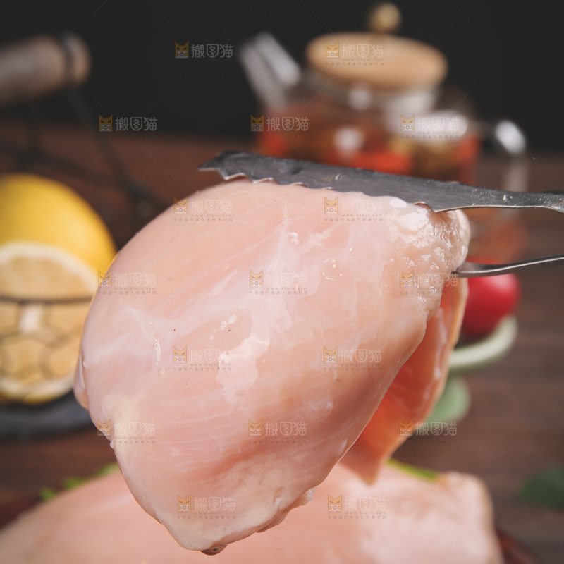 木底上的鸡胸肉