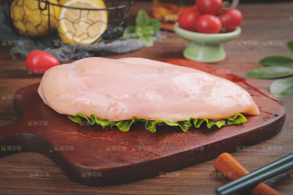 木底上的鸡胸肉