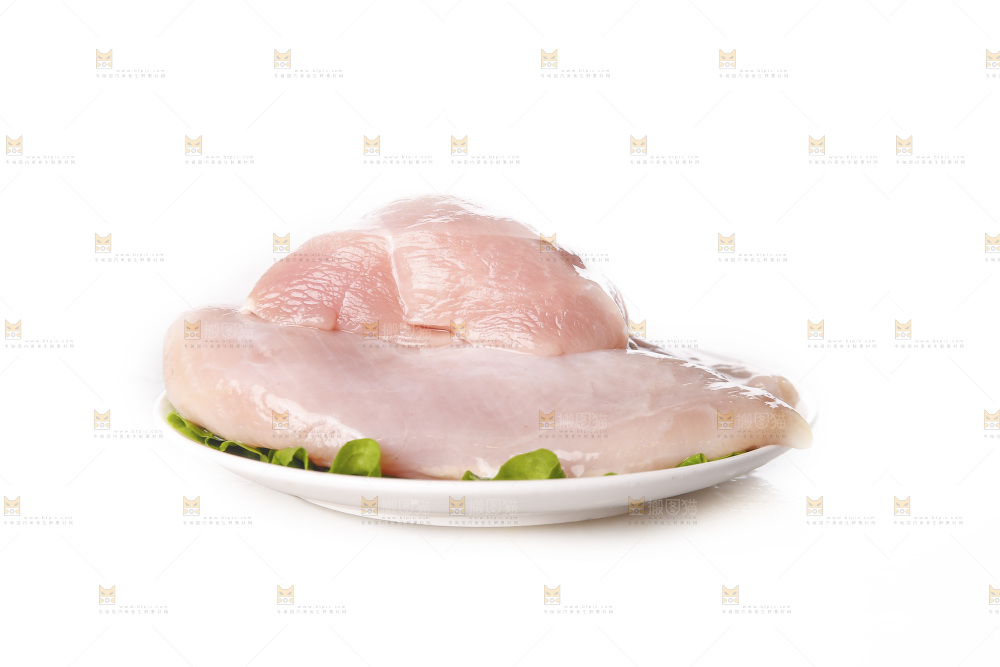 白底上的鸡胸肉