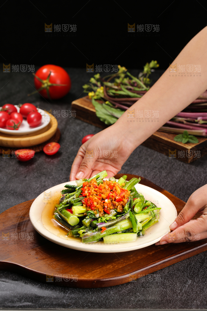 深底上的炒红菜苔