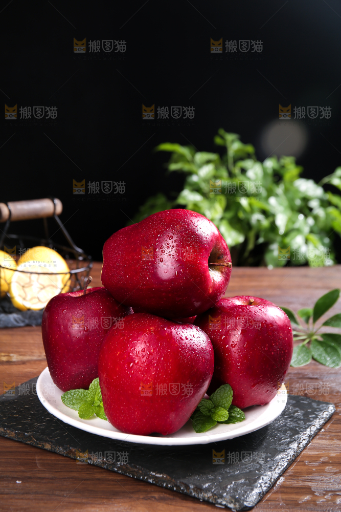深底上的圣诞苹果