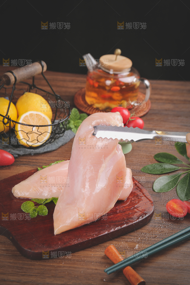木底上的鸡胸肉