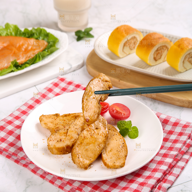 浅底上的新鲜鸡胸肉
