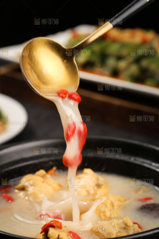 深底上的枸杞炖鸡汤