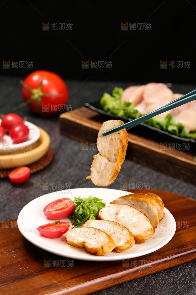 深底上的鸡胸肉