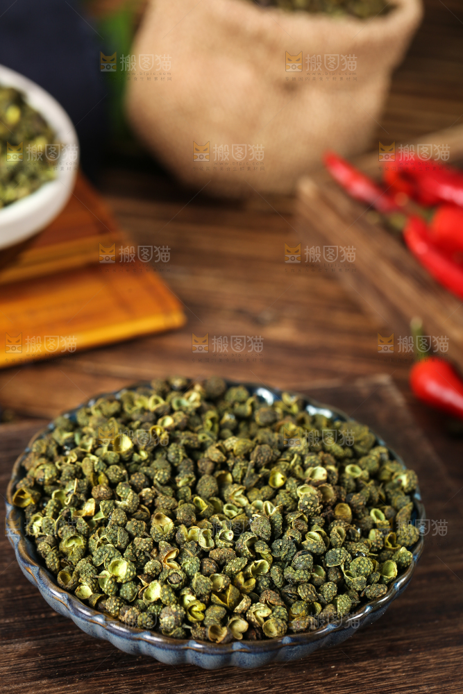深底上的藤椒
