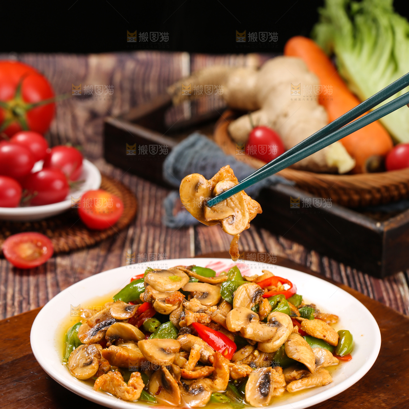 深底上的口蘑炒肉片