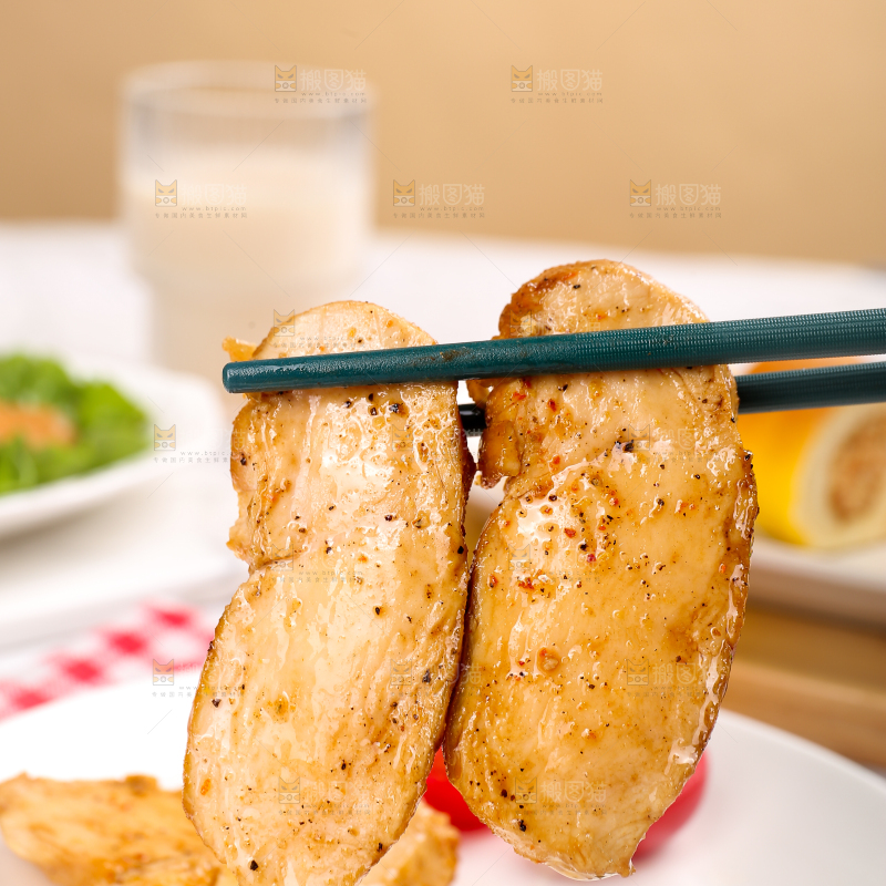 浅底上的新鲜鸡胸肉