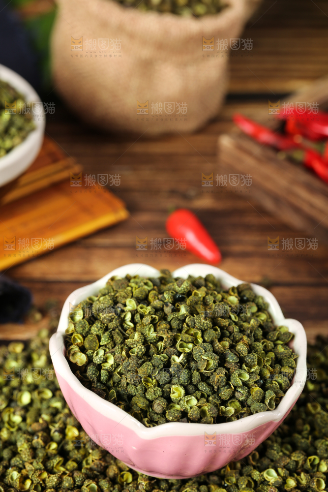 深底上的藤椒