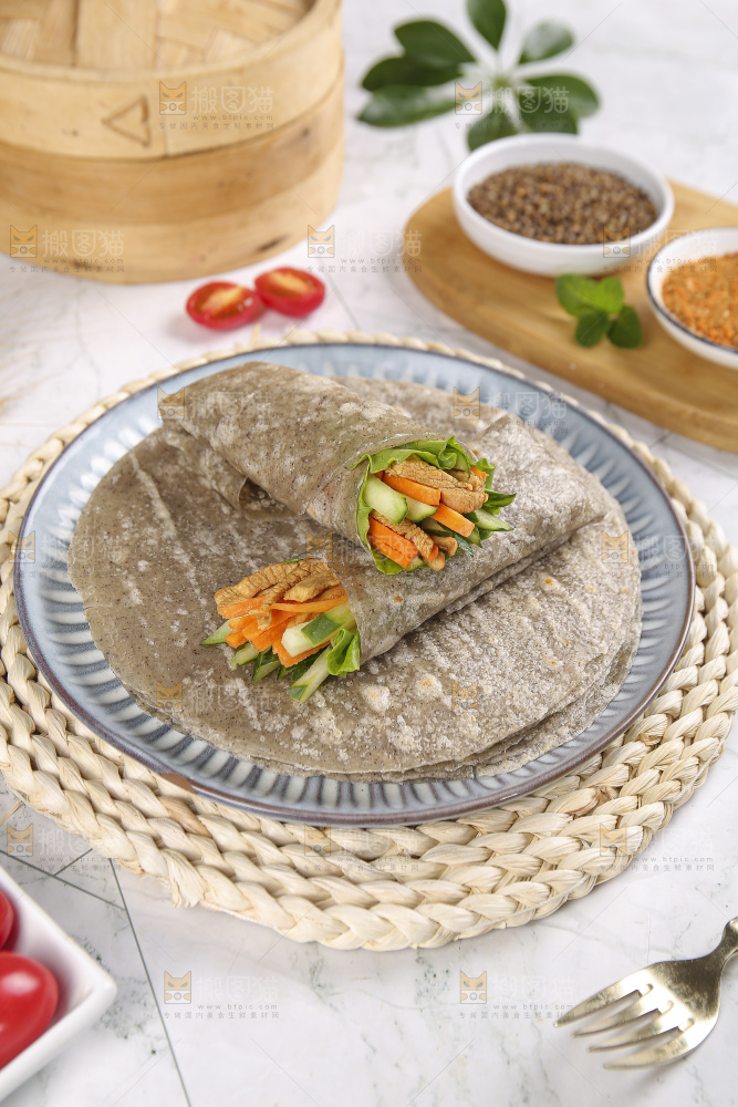 浅底上的全麦卷饼