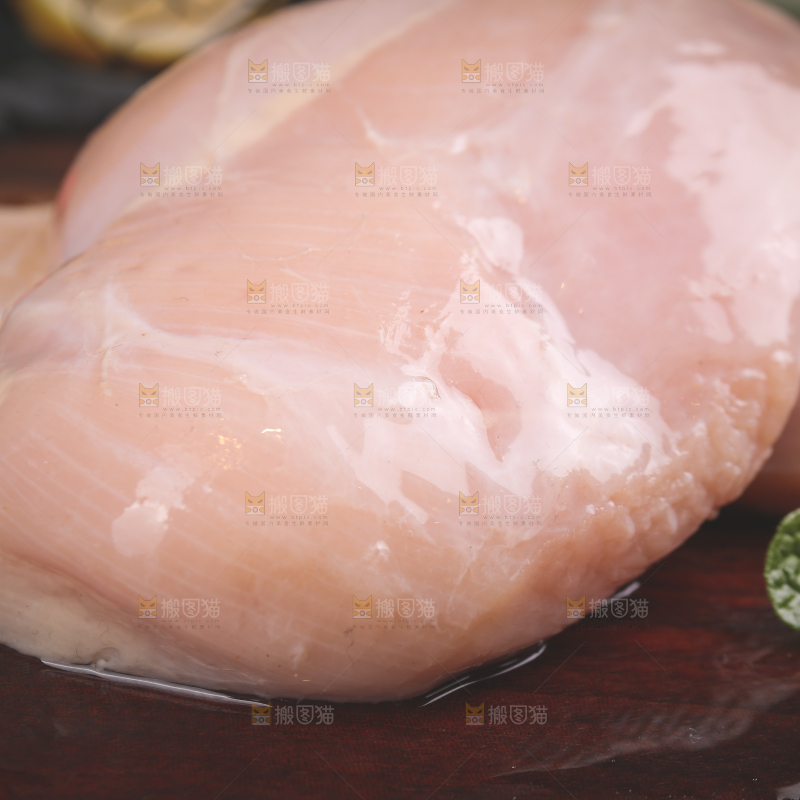 木底上的鸡胸肉