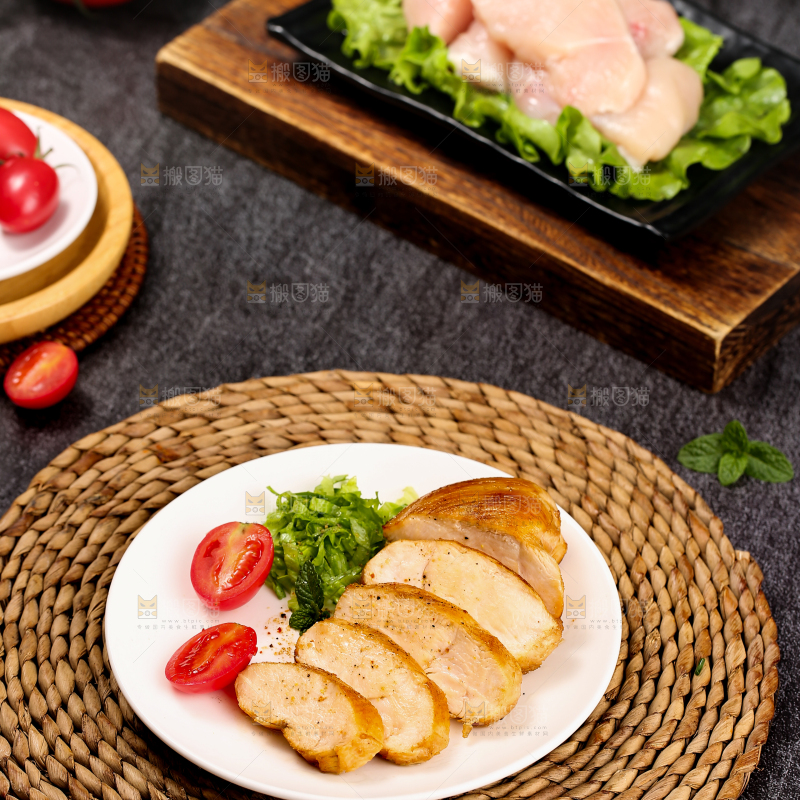 深底上的鸡胸肉
