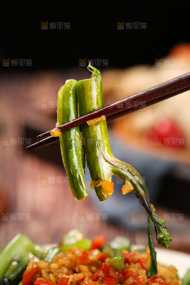 深底上的炒红菜苔