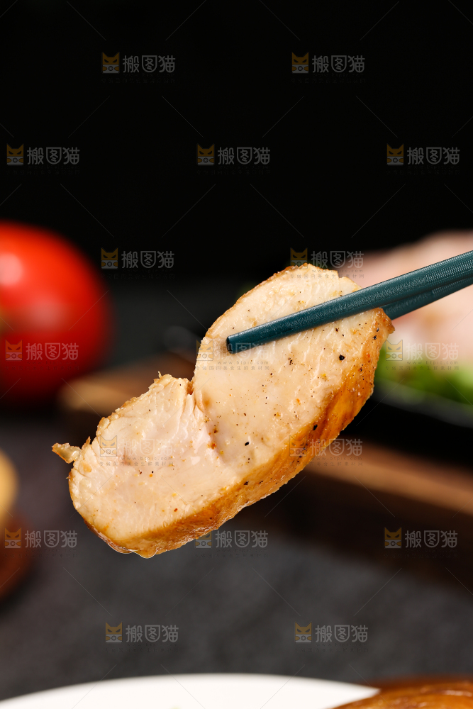 深底上的鸡胸肉