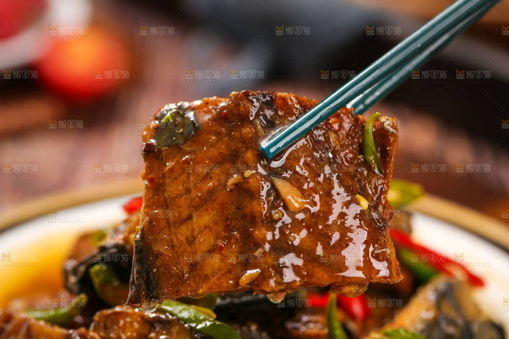 深底上的红烧鲅鱼