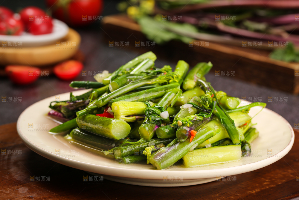 深底上的炒红菜苔