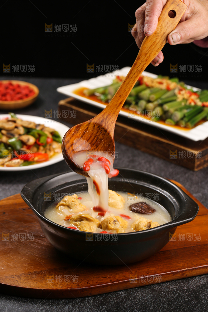 深底上的枸杞炖鸡汤