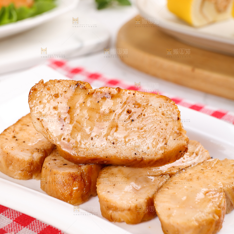 浅底上的新鲜鸡胸肉