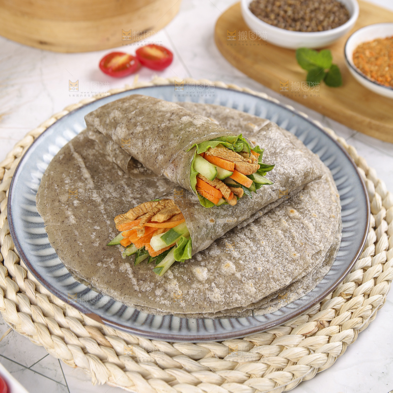 浅底上的全麦卷饼