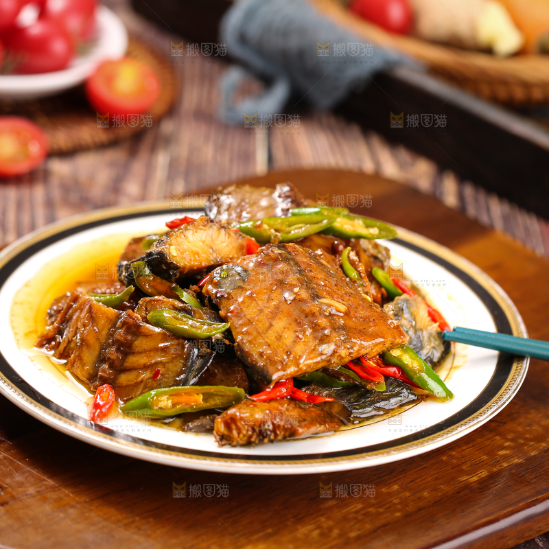 深底上的红烧鲅鱼