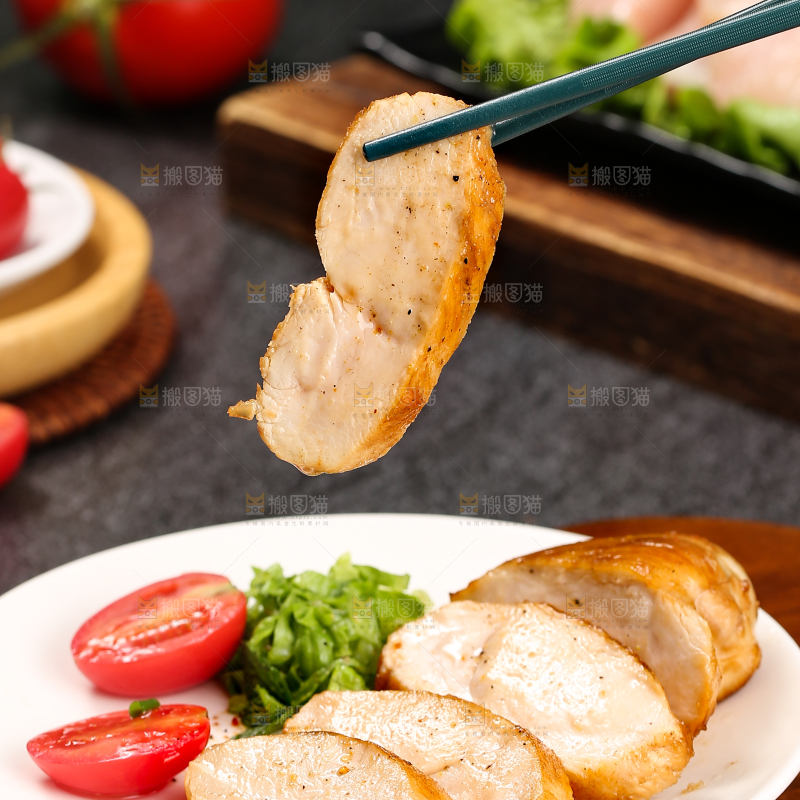 深底上的鸡胸肉