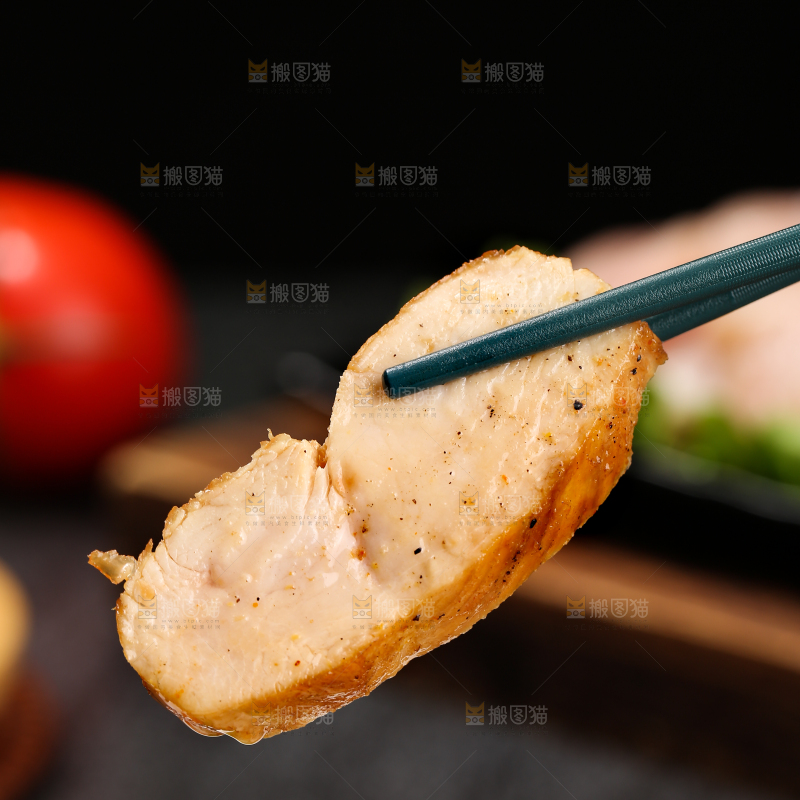 深底上的鸡胸肉