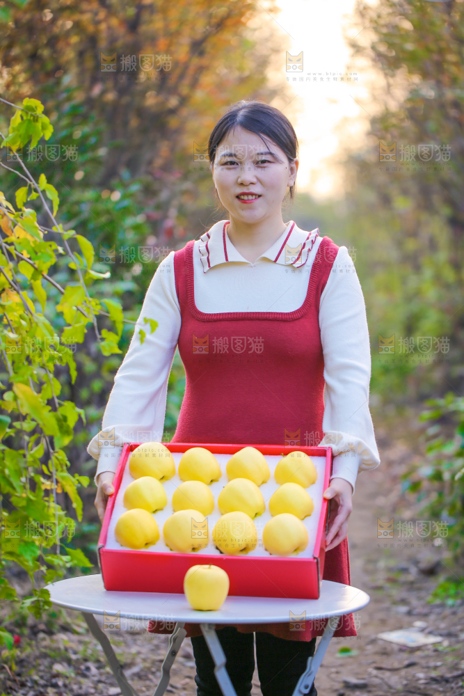 手里拿着黄元帅苹果