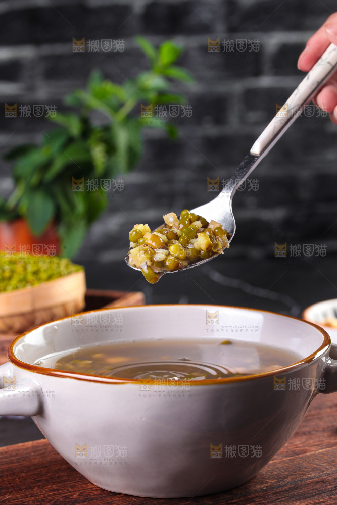 深底上的绿豆莲子汤