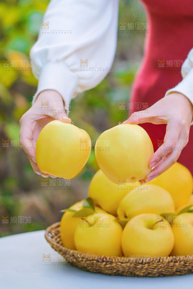 手里拿着黄元帅苹果