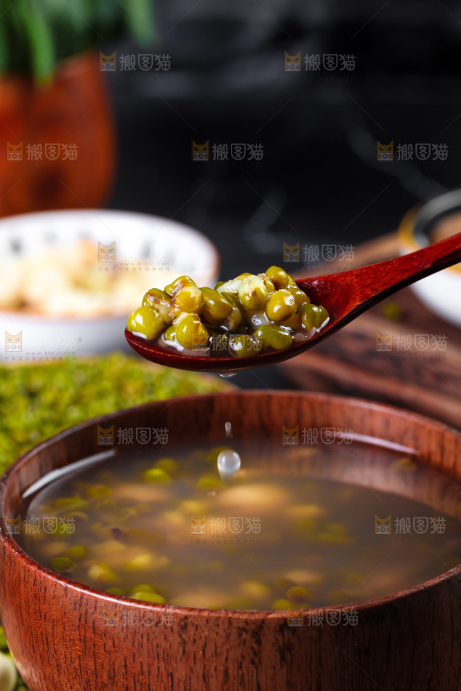 深底上的绿豆莲子汤