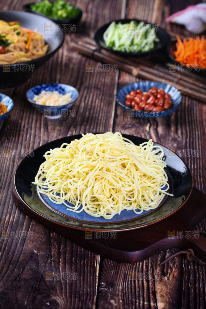 深底上的凉面