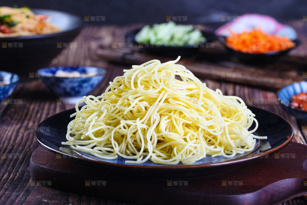 深底上的凉面